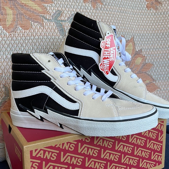 Vans Sk8-Hi Bolt
Antique White/Black
VNOA5JIVZHJ
WMNS sneakers - Picture 6 of 16